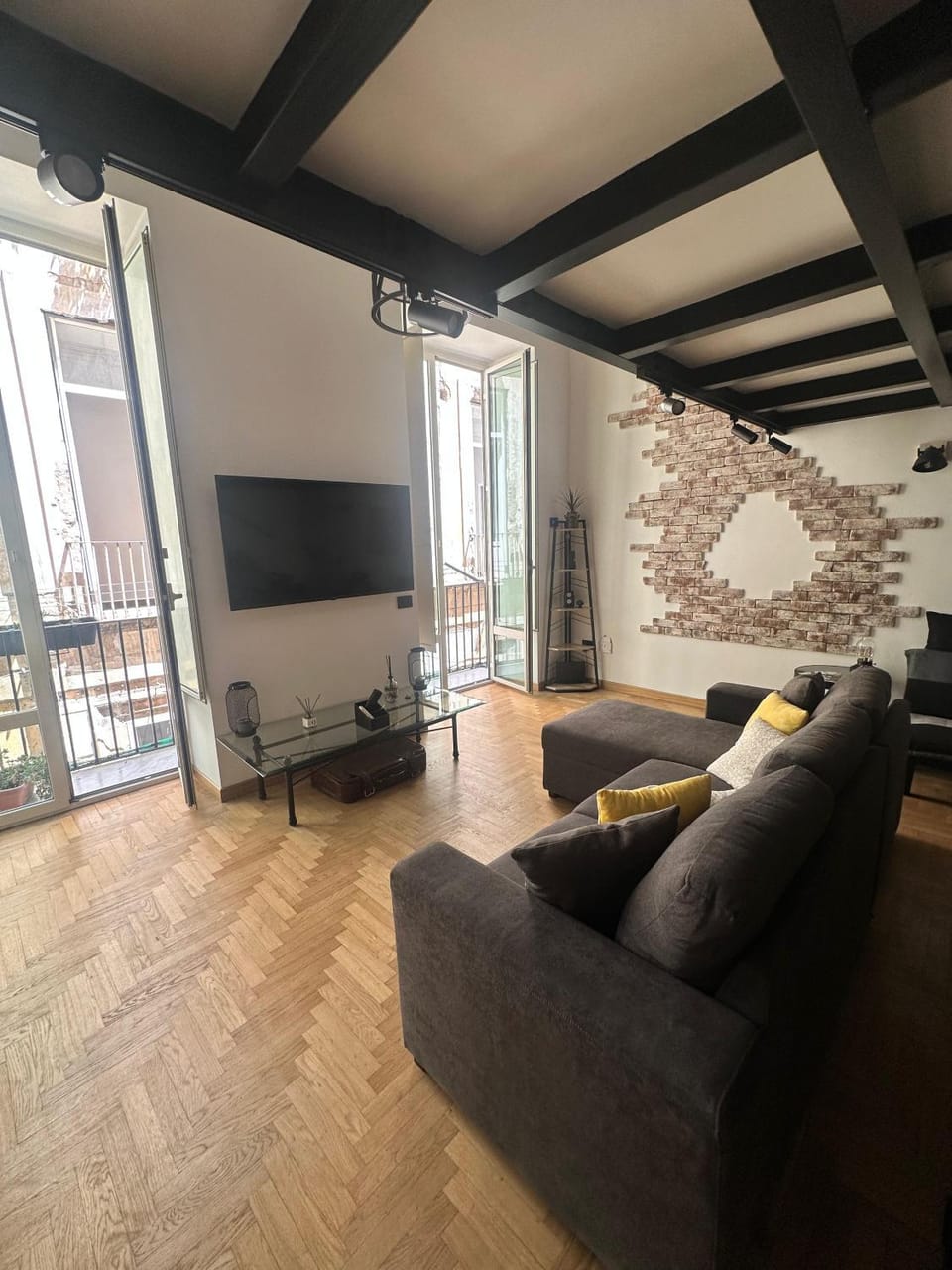 Communal lounge/ TV room, TV and multimedia, Living room, Seating area, Evening entertainment