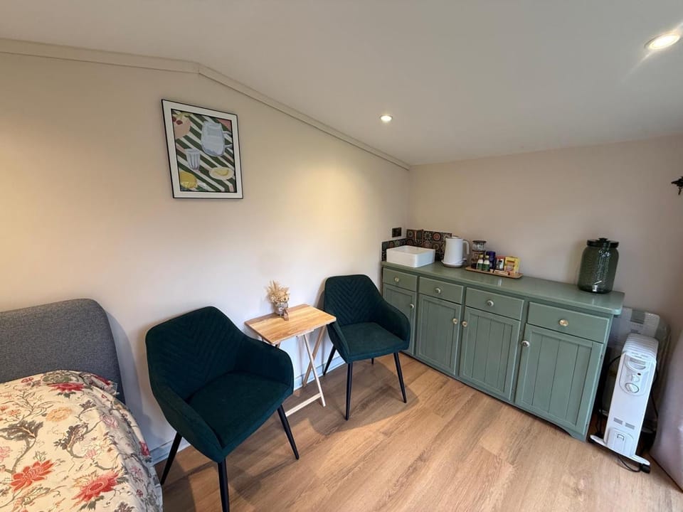 Coffee/tea facilities, Kitchen or kitchenette, Seating area