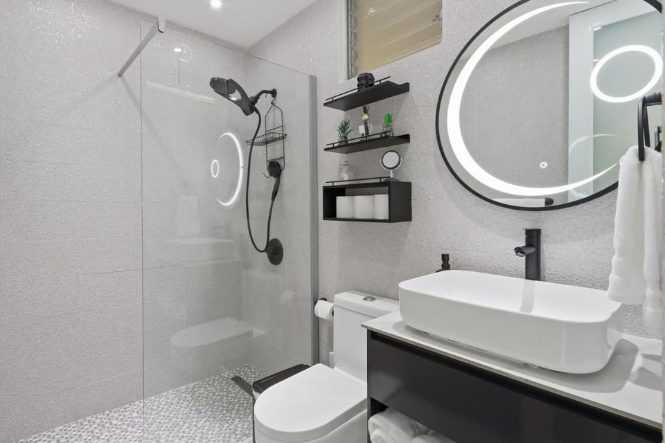 Shower, Toilet, Bathroom, Decorative detail, towels