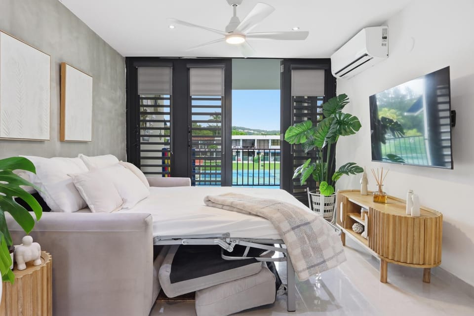 Bed, TV and multimedia, Living room, Photo of the whole room, Decorative detail, Pets, Pets, Pets, Garden view, children, children, children, young children, young children, young children, older children, older children, older children, bunk bed, pet friendly, pet friendly, air conditioner