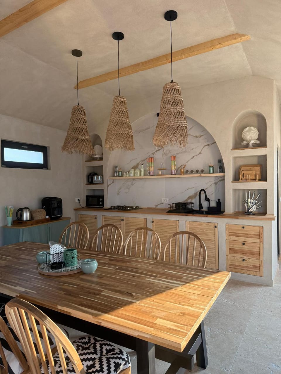 Kitchen or kitchenette, Dining area