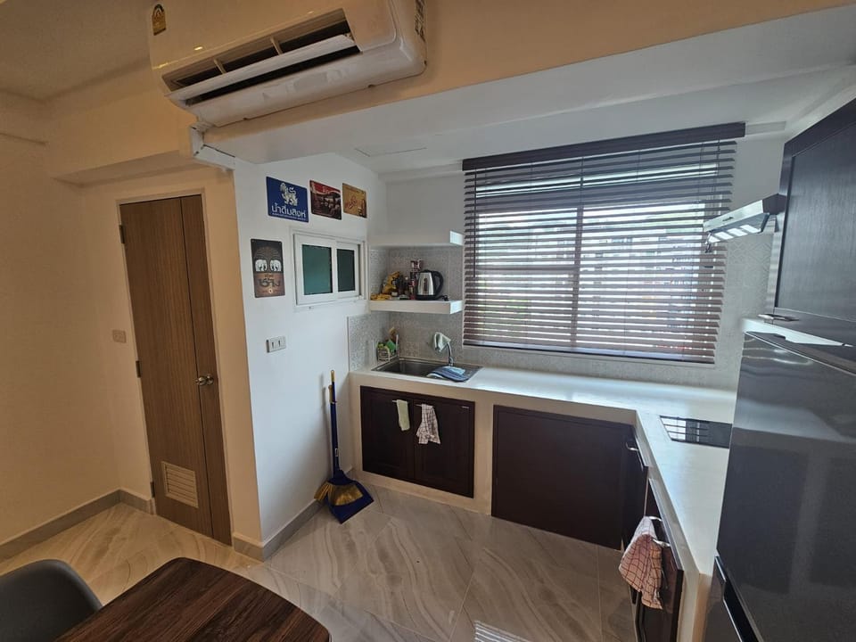 Kitchen or kitchenette, air conditioner