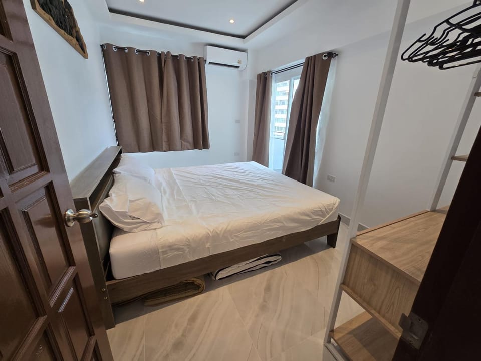Photo of the whole room, Bedroom