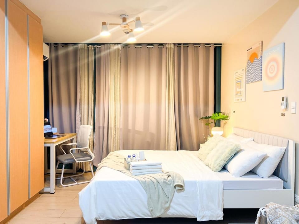 Bed, Bedroom, towels
