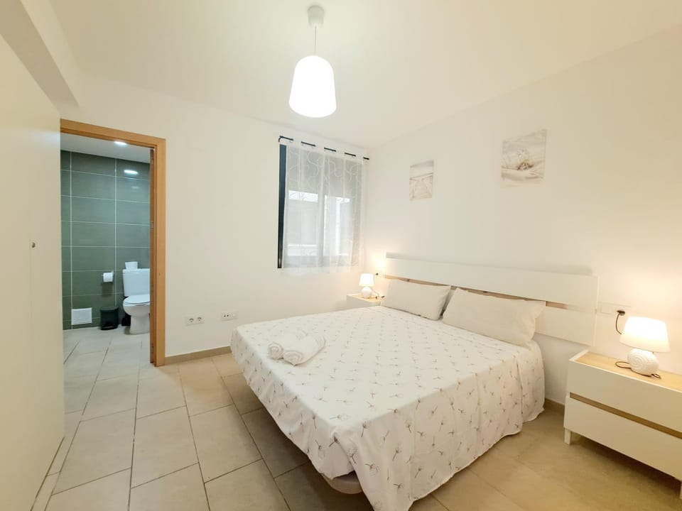 Shower, Toilet, Bed, Bathroom, Photo of the whole room, Bedroom, towels