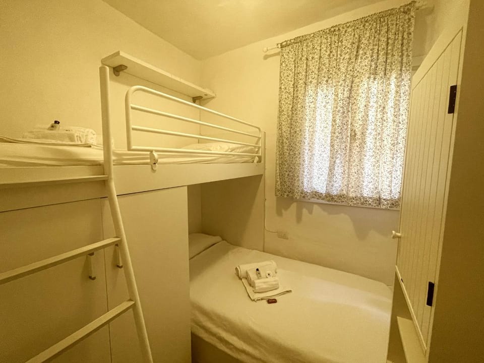 Bed, Photo of the whole room, Bedroom, bunk bed, towels