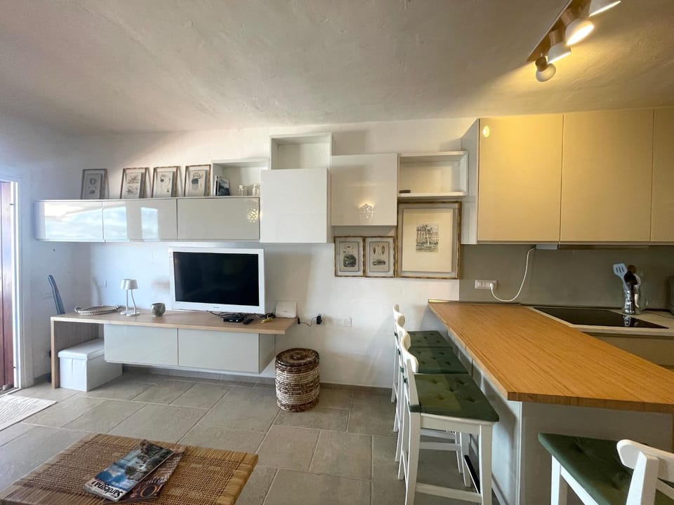 TV and multimedia, Kitchen or kitchenette, Dining area, stove
