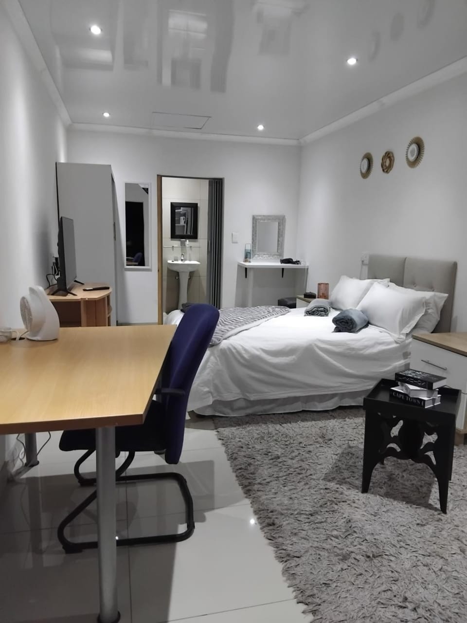 Bed, TV and multimedia, Photo of the whole room, Bedroom