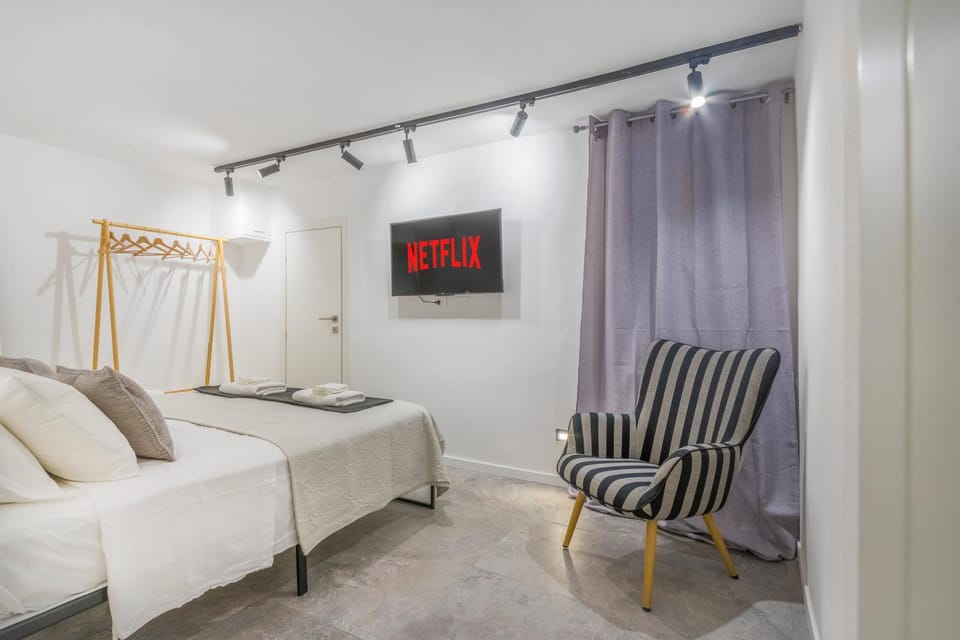 Bed, TV and multimedia, Photo of the whole room, Bedroom, towels, wardrobe
