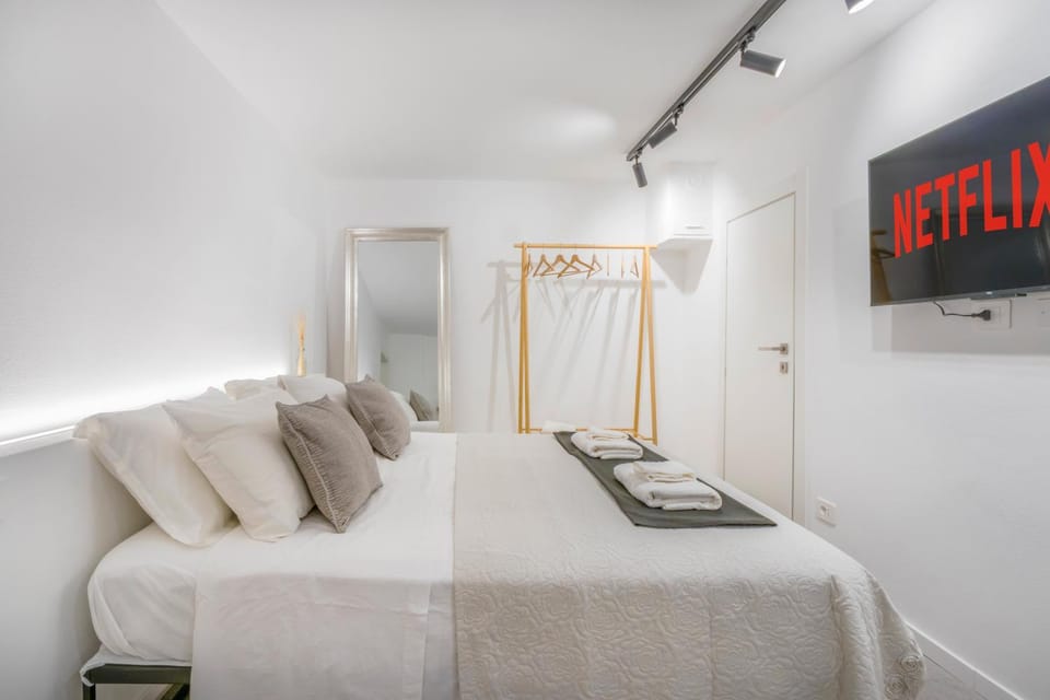 Bed, TV and multimedia, Photo of the whole room, Bedroom, towels