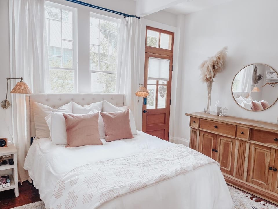 Bed, Photo of the whole room, Decorative detail, Bedroom