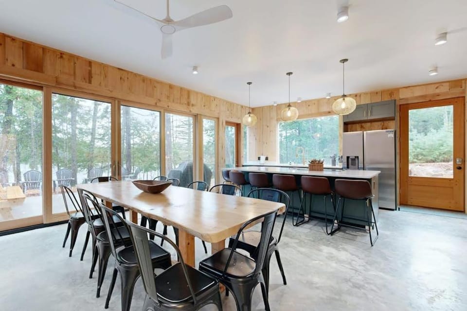 Kitchen or kitchenette, Dining area, minibar, stove