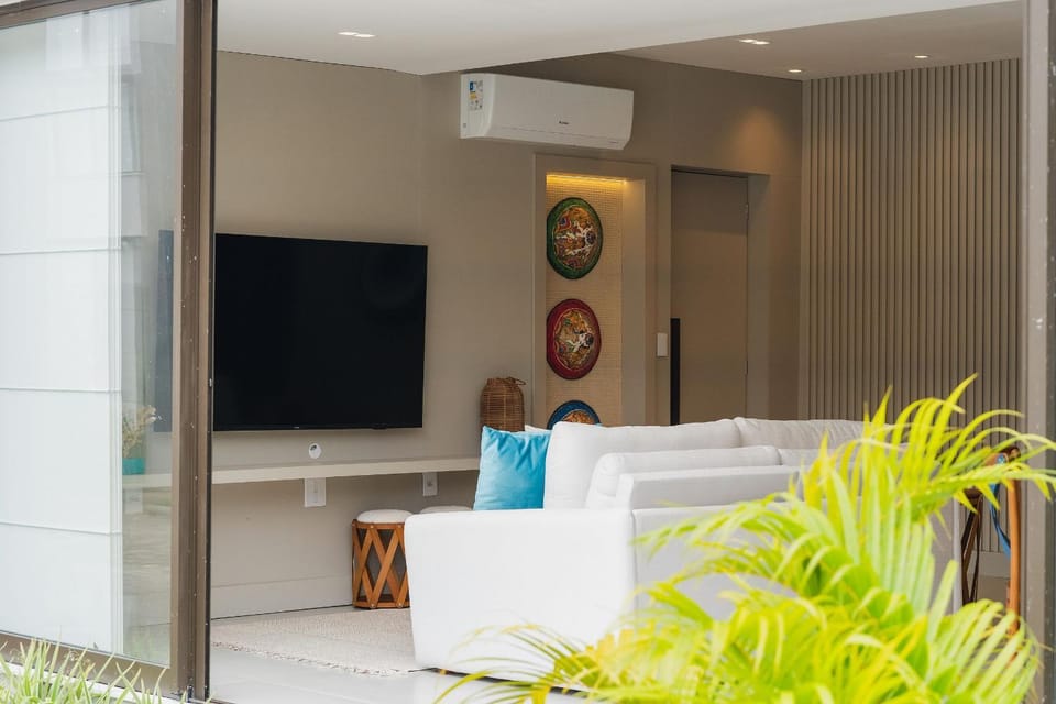 Communal lounge/ TV room, Facade/entrance, TV and multimedia