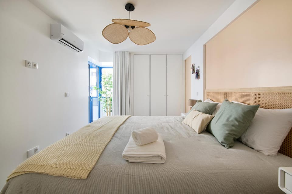 Bed, Bedroom, air conditioner