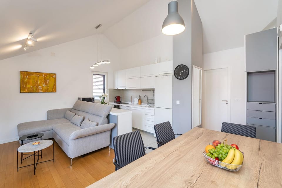Kitchen or kitchenette, Living room, Seating area, Dining area
