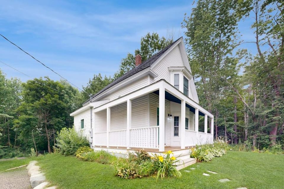 Property building, Day, Natural landscape, Garden, Garden view