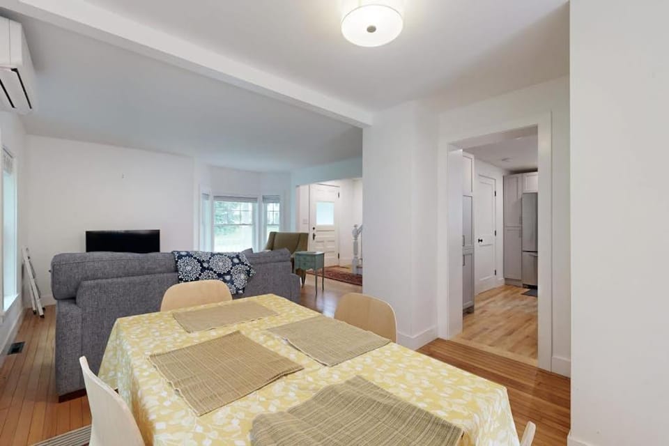 TV and multimedia, Living room, Seating area, Dining area, air conditioner
