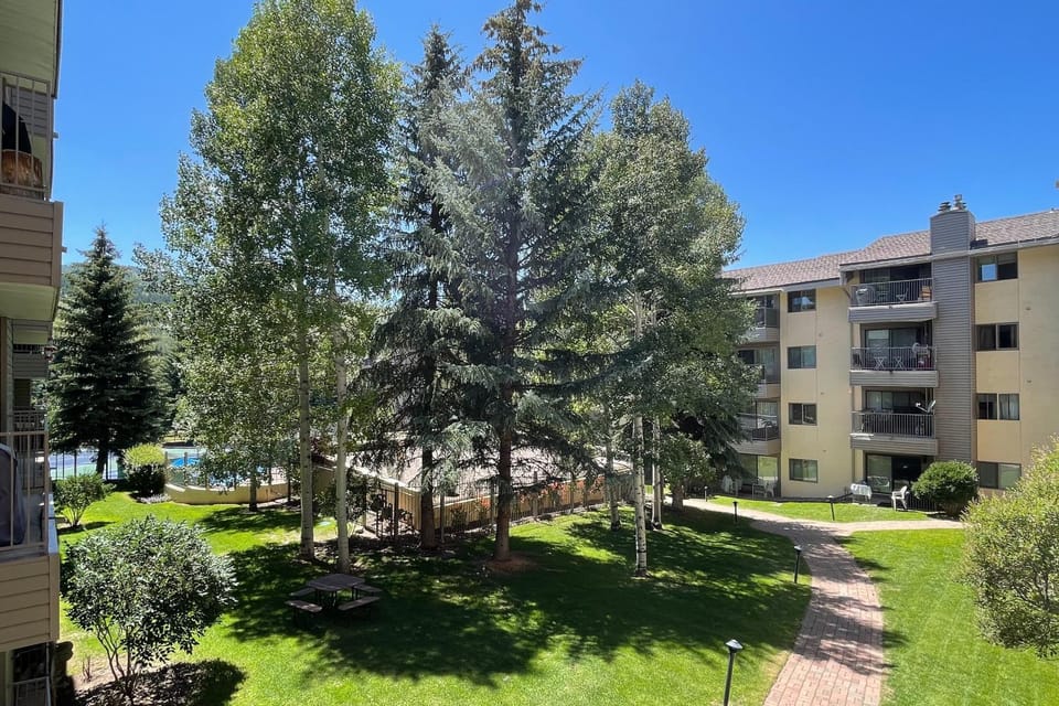 Alpine Escape Condo Apartment in Avon