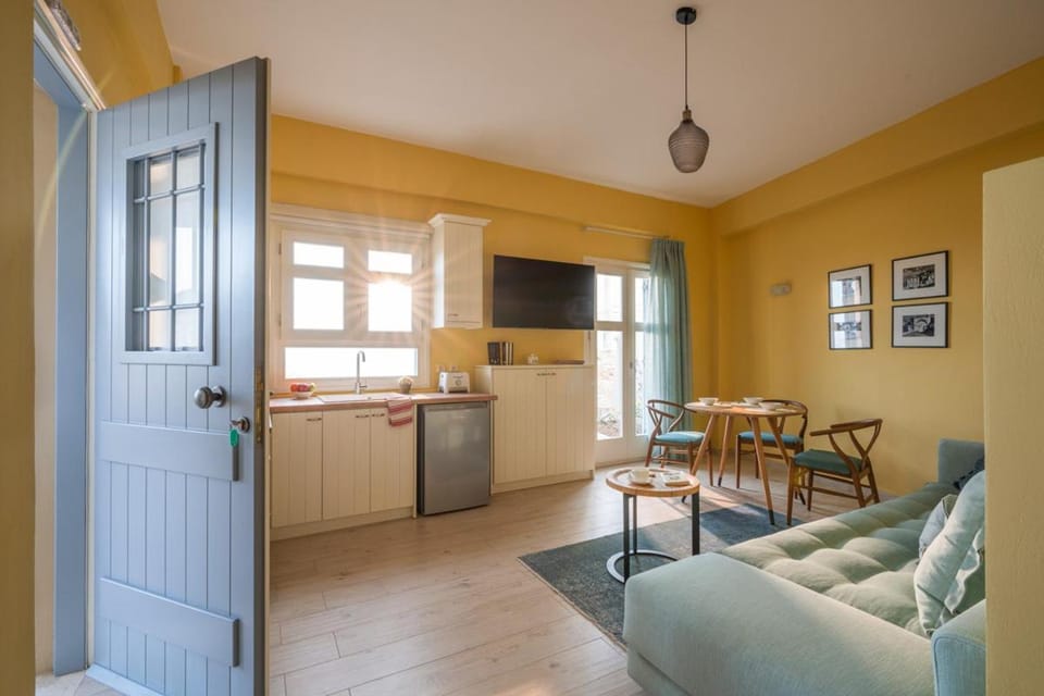 TV and multimedia, Kitchen or kitchenette, Living room, Dining area, stove