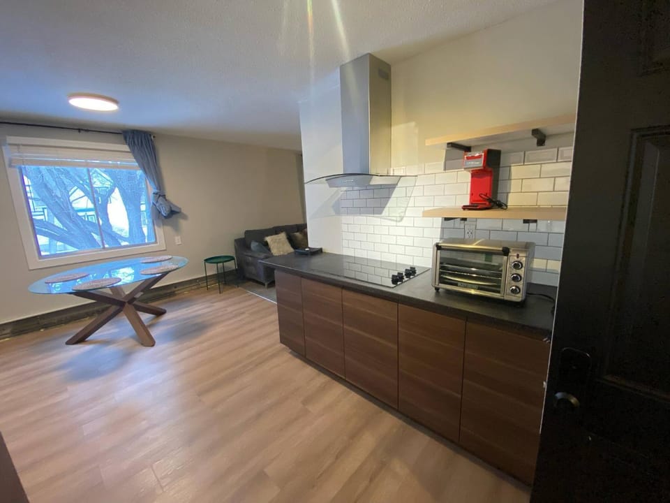 Close To Whyte University New Renovation Bed and Breakfast in Edmonton