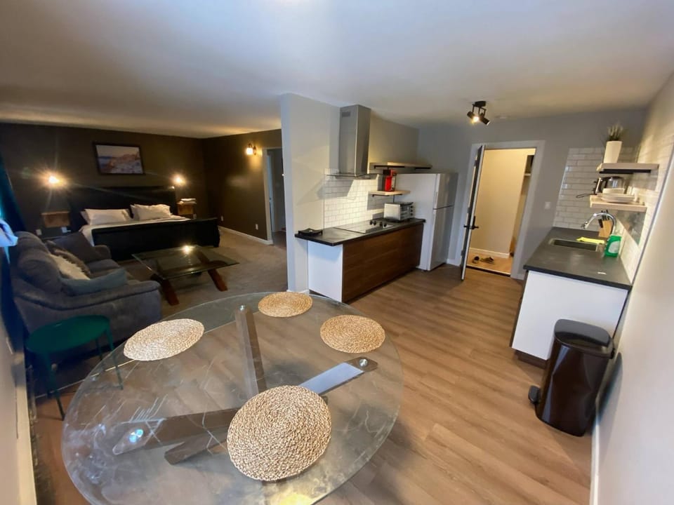 Close To Whyte University New Renovation Bed and Breakfast in Edmonton