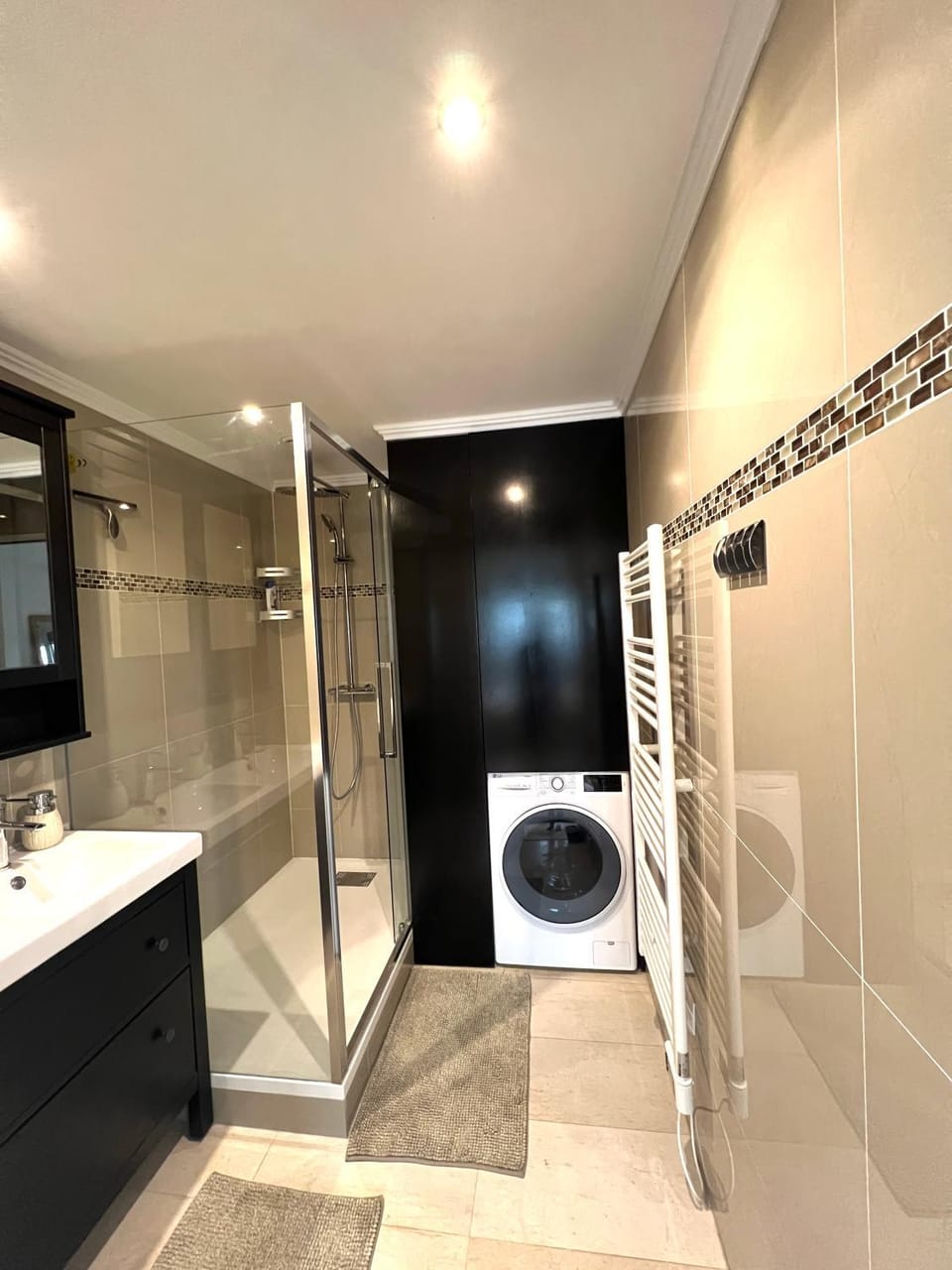 Shower, towels, washing machine, dryer