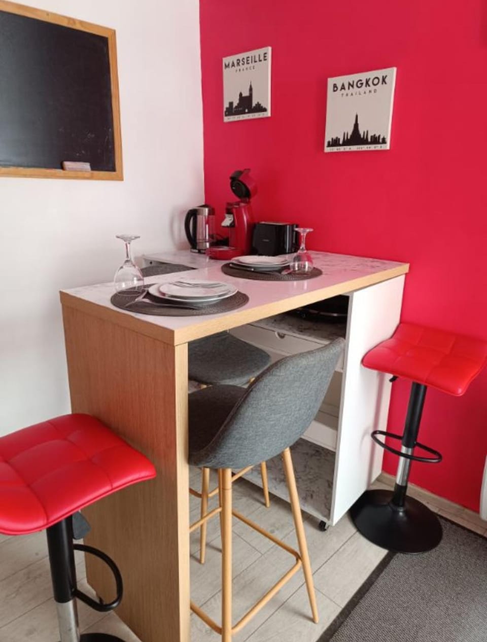 Kitchen or kitchenette, Dining area