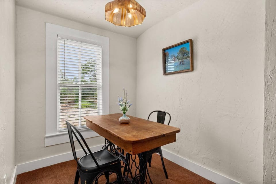 #17 The Texas House Bluebonnet Room House in New Braunfels