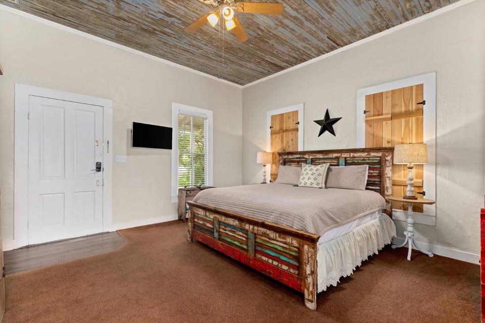 #17 The Texas House Bluebonnet Room House in New Braunfels