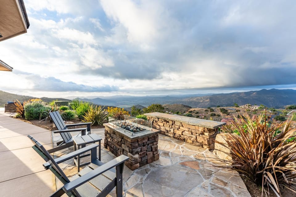 San Diego Wine Country - Pool, Views, 4BR House in San Pasqual Valley