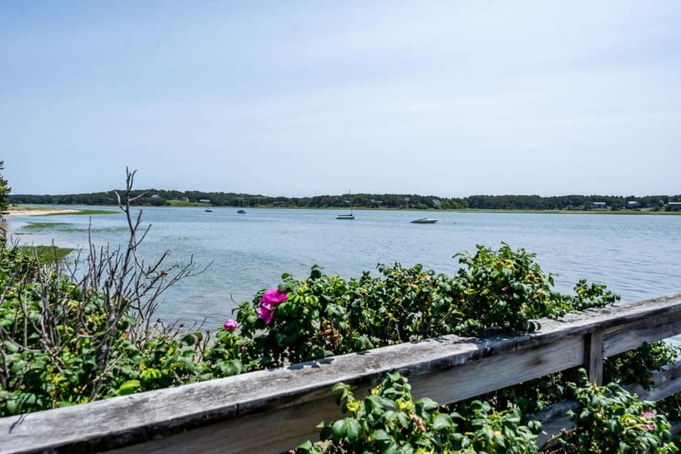 Newly Renovated Waterfront Cottage House in Wellfleet