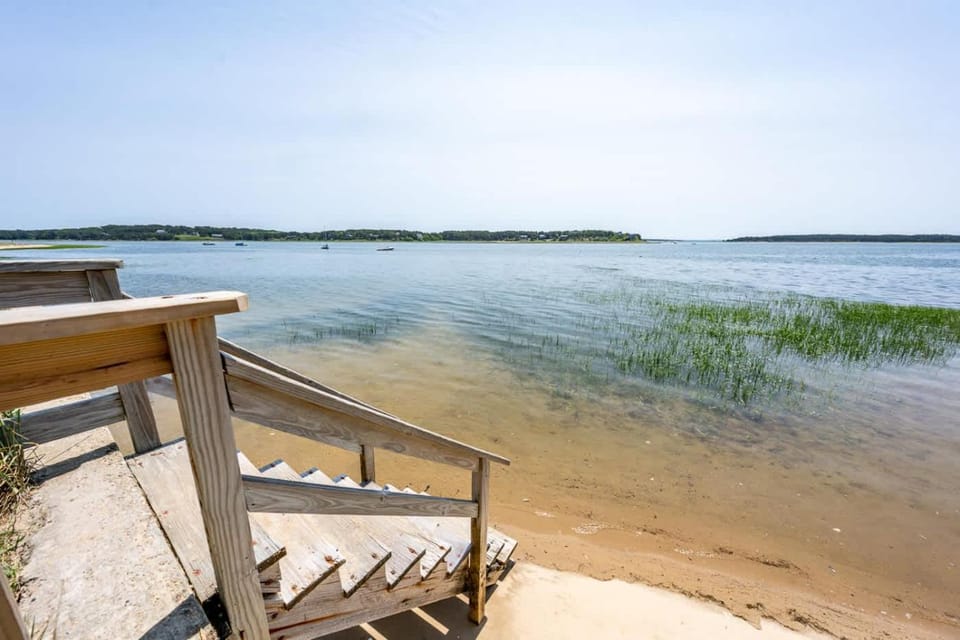 Newly Renovated Waterfront Cottage House in Wellfleet