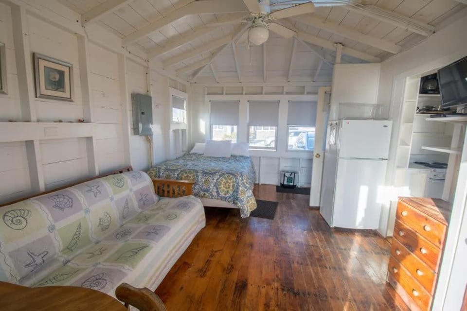 Cozy Beach Bungalow House in North Truro