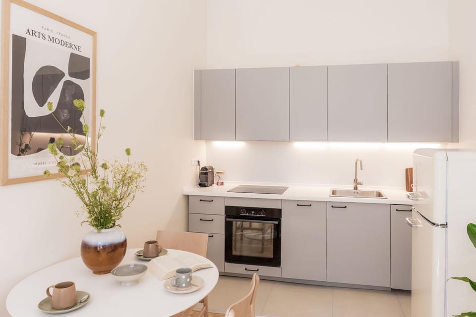 Coffee/tea facilities, Kitchen or kitchenette, oven, stove
