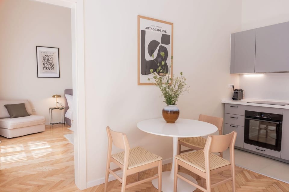 Kitchen or kitchenette, Dining area