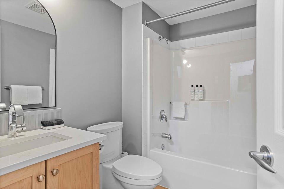 Freshly Remodeled - 2 King Beds- Breathtaking Views House in Canmore