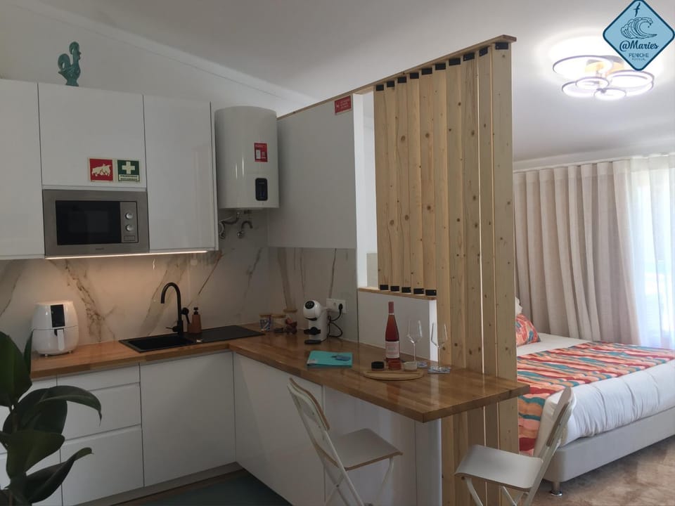 Coffee/tea facilities, Kitchen or kitchenette, Dining area, stove, toaster