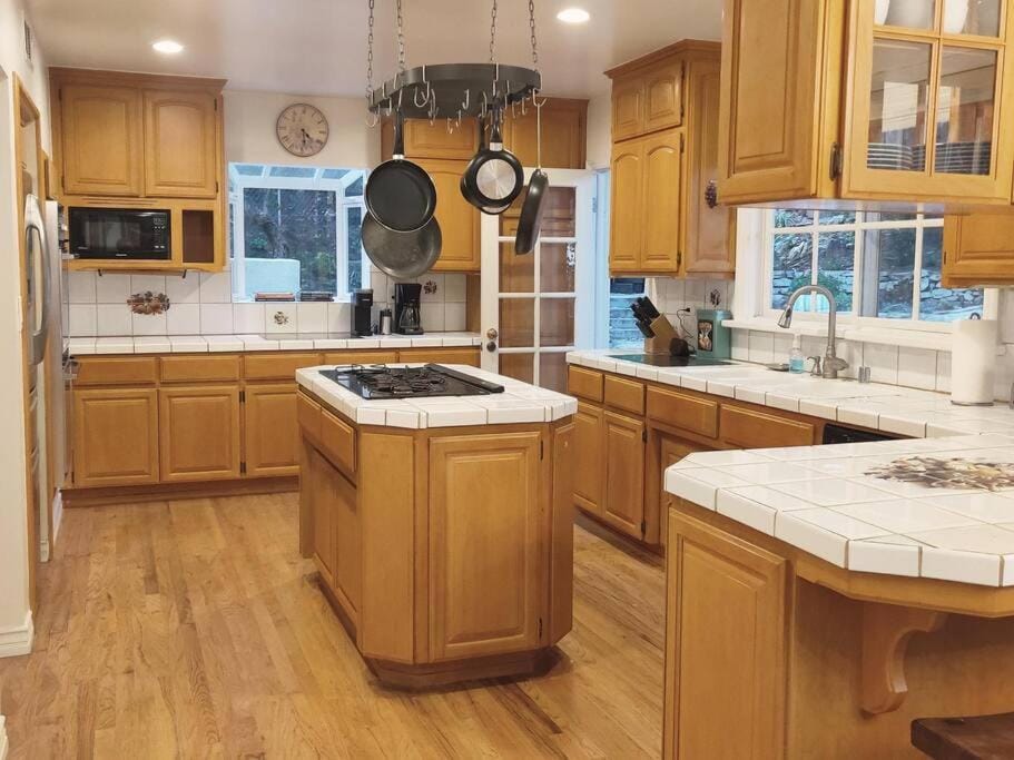 Skyhill Pool - Walk to Universal - Resort-Style Home House in Studio City