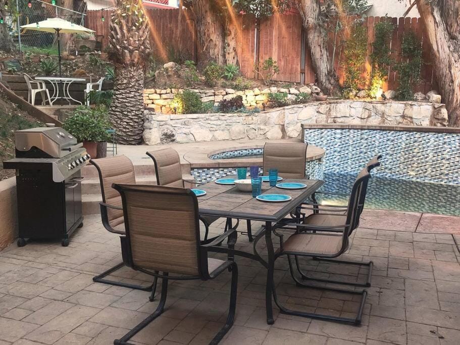 Skyhill Pool - Walk to Universal - Resort-Style Home House in Studio City