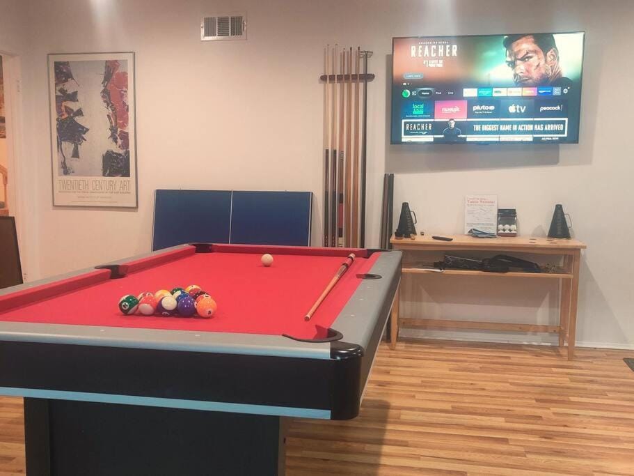 Skyhill Pool - Walk to Universal - Resort-Style Home House in Studio City