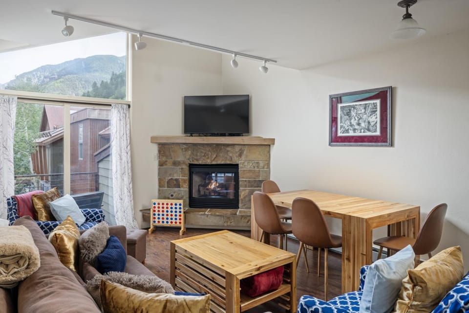 TV and multimedia, Balcony/Terrace, Living room, Seating area, Dining area, fireplace