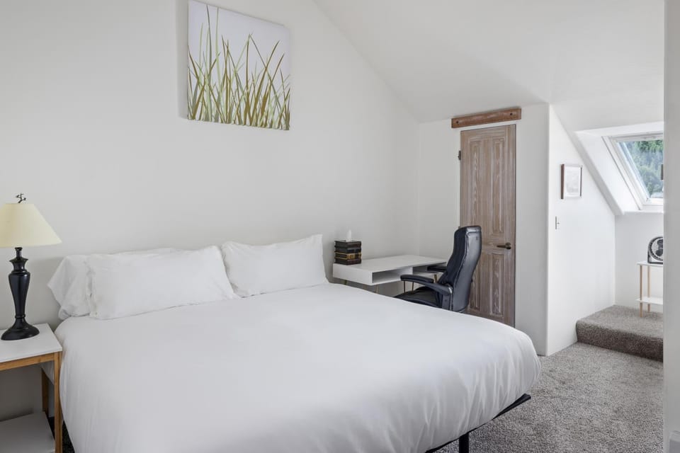 Bed, Bedroom, Mountain view