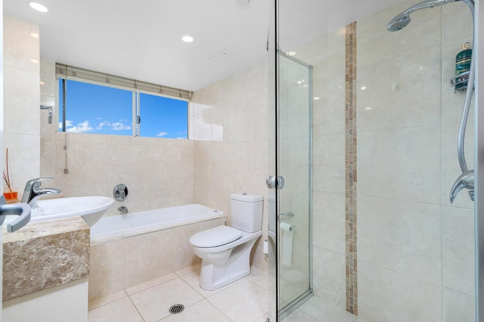 Stunning 2BR Beachfront Sub-Penthouse Apartment in Surfers Paradise