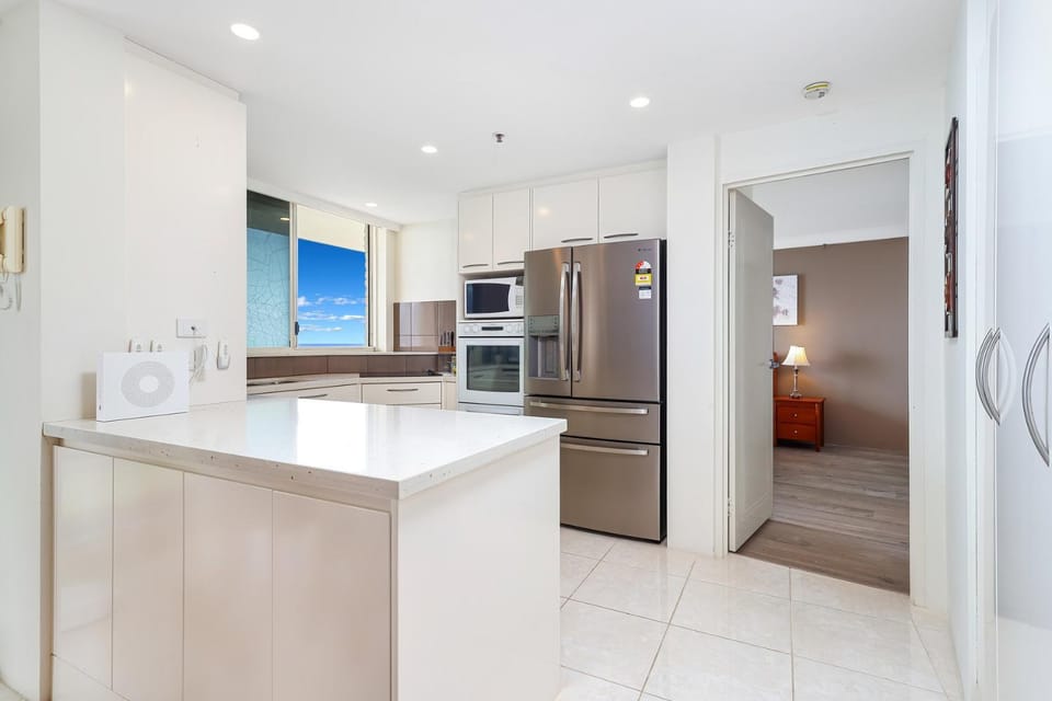 Stunning 2BR Beachfront Sub-Penthouse Apartment in Surfers Paradise