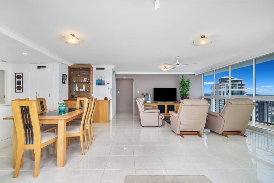 Stunning 2BR Beachfront Sub-Penthouse Apartment in Surfers Paradise