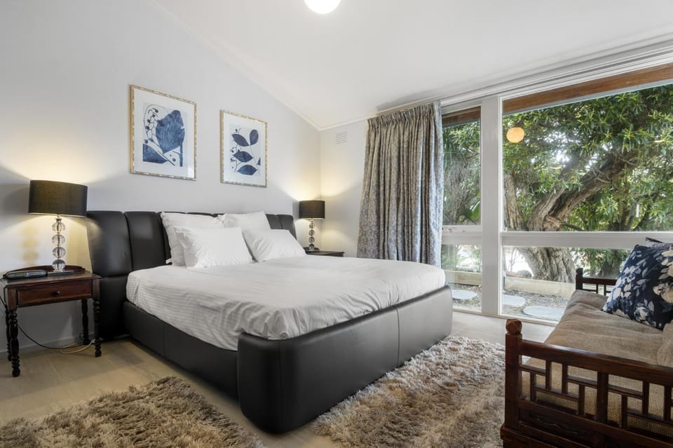 5-Bed Haven with Pool Minutes From Beaches & Parks House in Melbourne