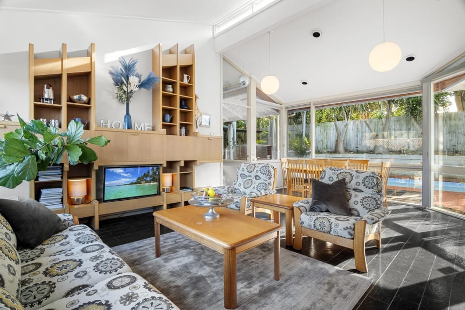 5-Bed Haven with Pool Minutes From Beaches & Parks House in Melbourne