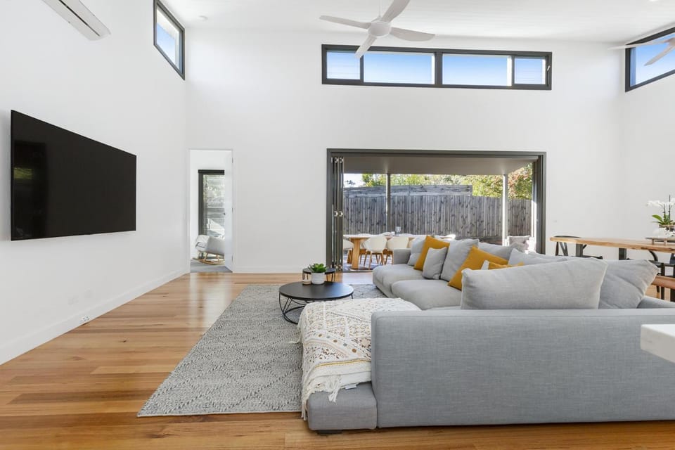 Patio, TV and multimedia, Living room, Seating area, Evening entertainment
