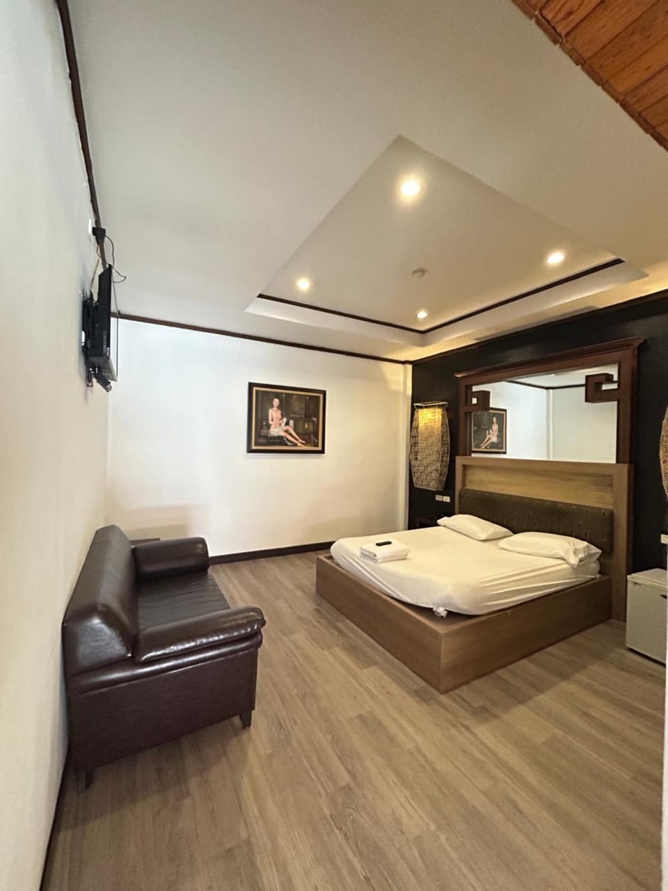 Photo of the whole room, Bedroom