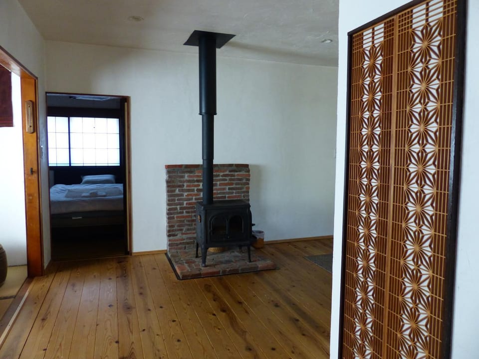 Living room, Guests, Mountain view, group of guests, Family, fireplace